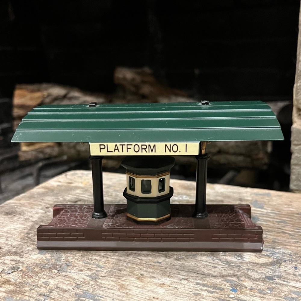 Dept 56 Victoria Station Train Platform Dickens Village Collection 5575-1